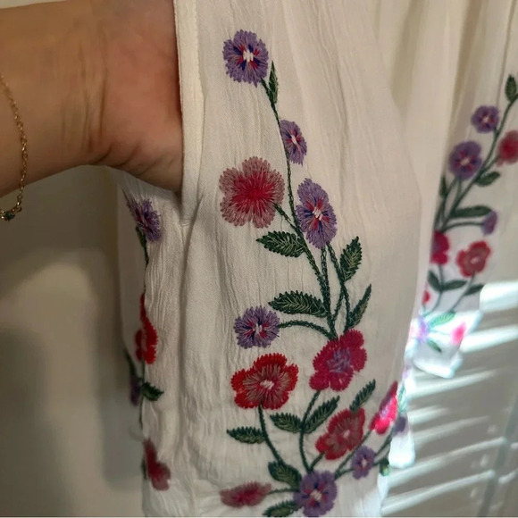American Eagle White Romper with Floral Embroidery Size 8 - Picture 12 of 14